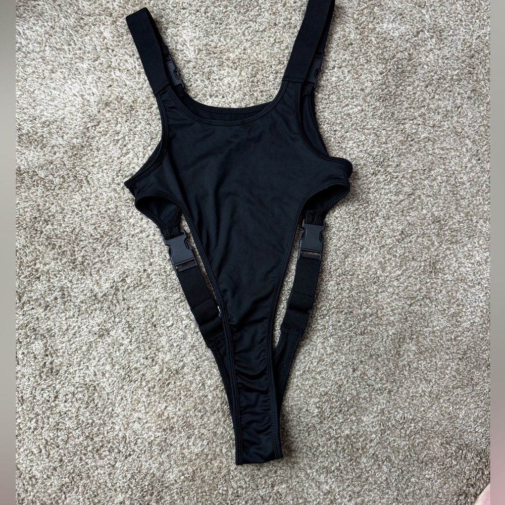 Buckle body suit